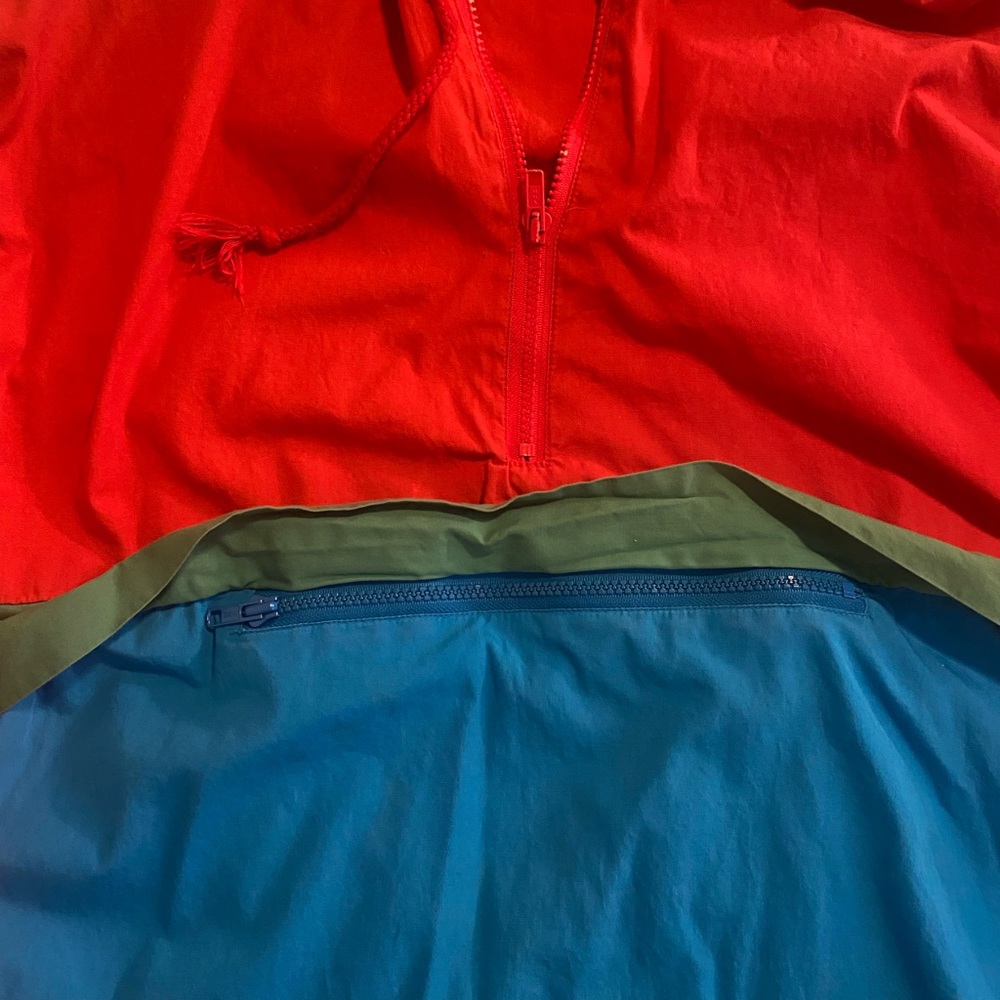 90s Jacket with a belly pocket!! Perfect for a causal outing.